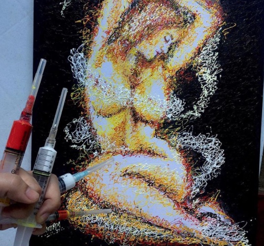 Необычная живопись: филиппинка Кимберли Джой Магбануа рисует картины с помощью шприца.